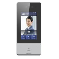  Hikvision IP kaputelefon - DS-KV9503-WBE1 (2x2MP, 4,3" touch, arc/kártya/QR/Bluetooth, IP65)